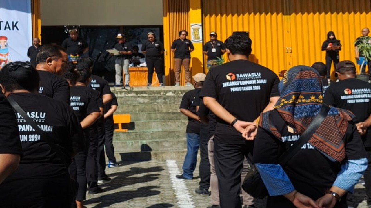 Kegiatan apel siaga pengawasan Pemilu 2024, di Jayapura, Selasa (21/11/2023). ANTARA/HO-Bawaslu Papua.