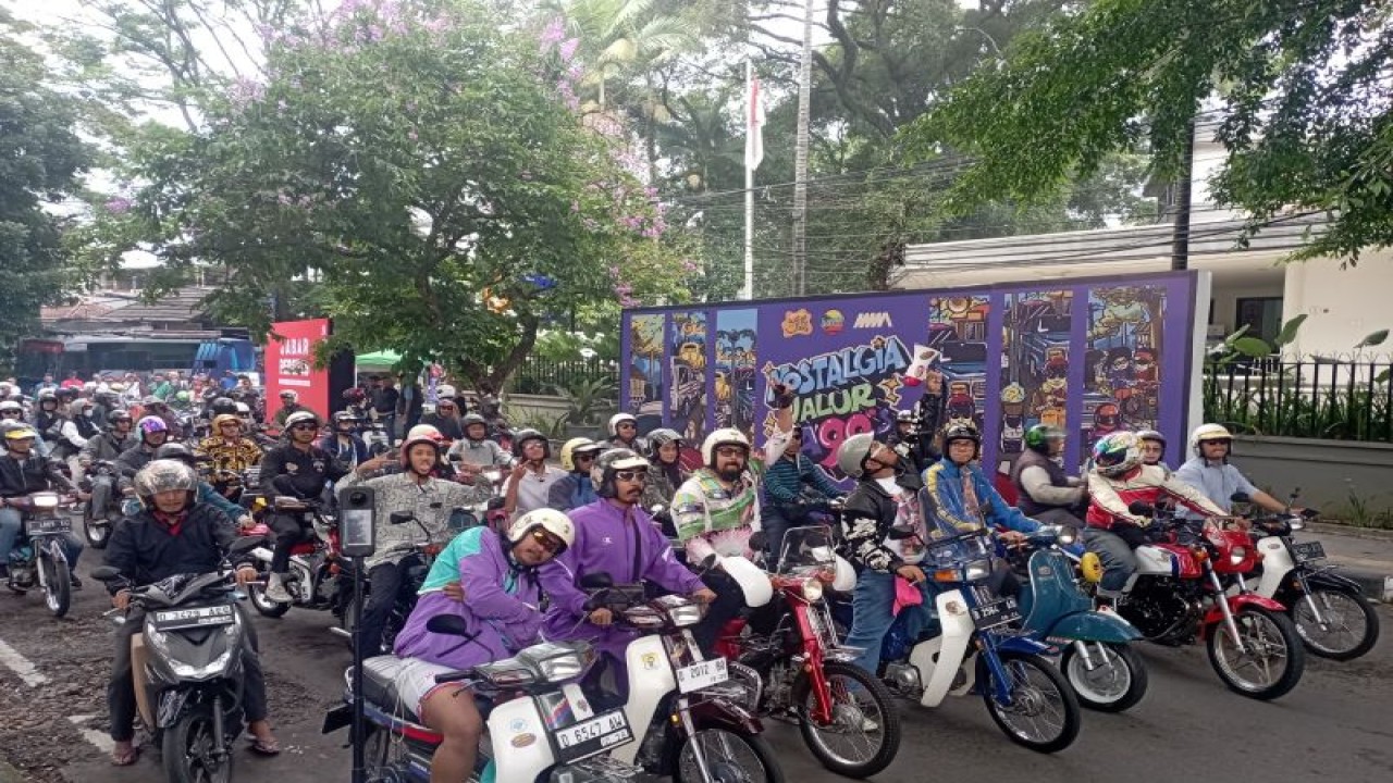 Kegiatan "Nostalgia Jalur Da90's" yang diinisiasi oleh Group Otomotif 1990 di Bandung, Jawa Barat. (ANTARA/HO)