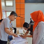 Kegiatan penyaluran bantuan pangan oleh Dispen Kalbar (ANTARA/Dedi)-1698911169