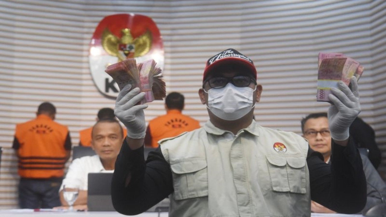 Petugas menunjukkan barang bukti uang suap disaksikan Deputi Penindakan dan Eksekusi KPK Rudi Setiawan (kedua kiri) dan Juru Bicara KPK Ali Fikri (kanan) dalam konferensi pers terkait penetapan dan penahanan tersangka Kepala Kejaksaan Negeri (Kajari) Bondowoso Jawa Timur Puji Triasmoro pasca terjerat Operasi Tangkap Tangan (OTT) di Gedung Merah Putih KPK, Jakarta, Kamis (16/11/2023). Dalam OTT tersebut tim penyidik KPK menahan 4 orang yaitu Kepala Kejaksaan Negeri (Kajari) Bondowoso Jawa Timur Puji Triasmoro, Kepala Seksi Pidana Khusus Kejaksaan Negeri (Kasi Pidsus Kejari) Bondowoso Alexander Silaen, dan dua orang swasta Pengendalai CV Wijaya Gemilang (WG) Yossy S Setiawan serta Andhika Imam Wijaya dengan barabng bukti uang senilai Rp475 juta, yang diduga sebagai suap untuk menghentikan proses penyelidikan kasus dugaan korupsi proyek pengadaan peningkatan produksi dan nilai tambah Holtikultura di Bondowoso. ANTARA FOTO/Indrianto Eko Suwarso/foc.