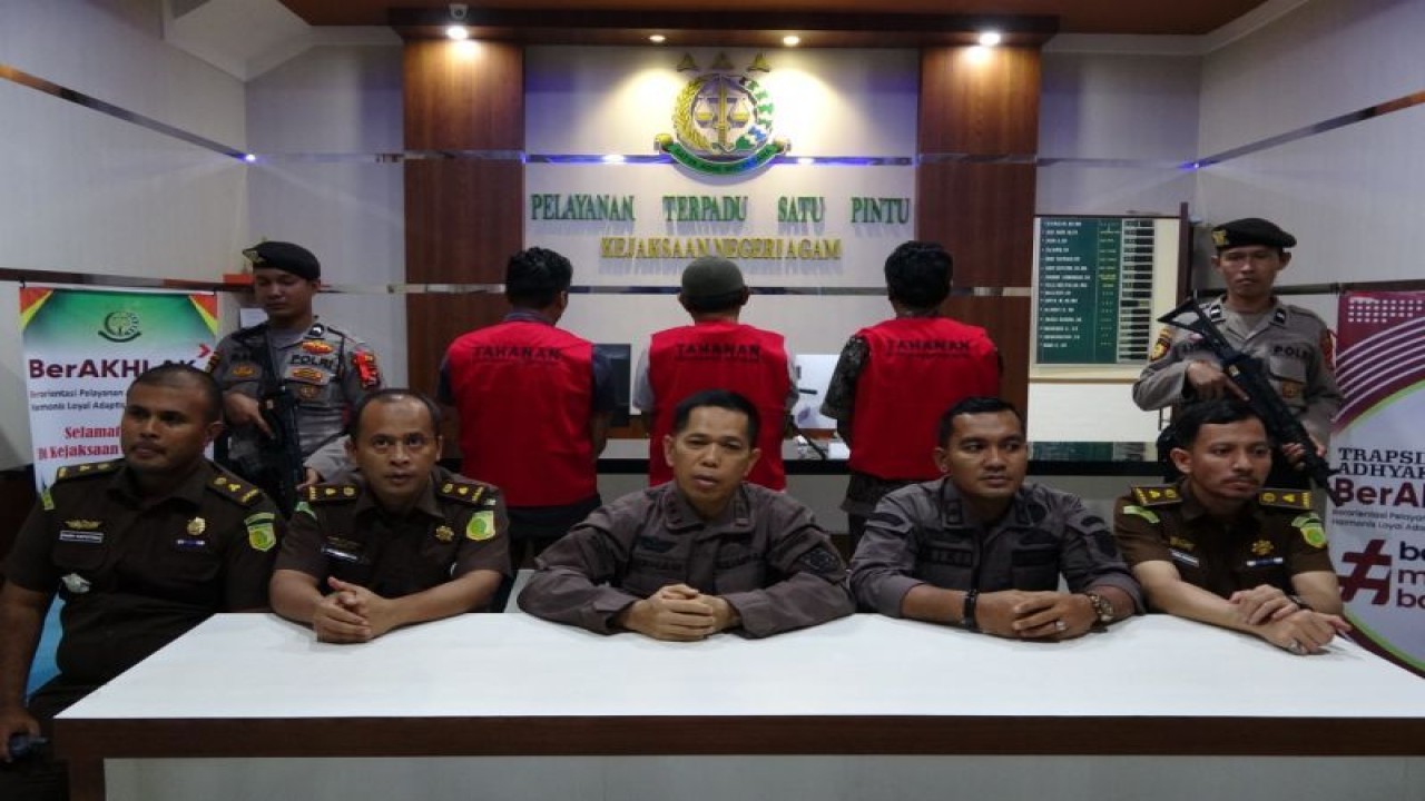 Kepala Kejaksaan Negeri Agam, Burhan memberikan keterangan setelah menetapkan para tersangka pada Kamis (16/11/2023). Antara/HO-Kejari Agam