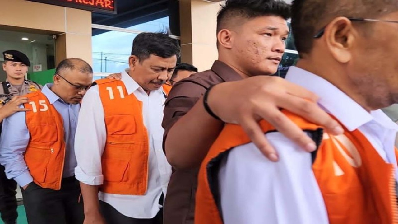 Arsip foto - Petugas Kejari Bireuen mengawal tiga tersangka dugaan tindak pidana korupsi penyertaan modal di Kantor Kejari Bireuen, Aceh, Rabu (1/11/2023). ANTARA/HO-Kejari Bireuen