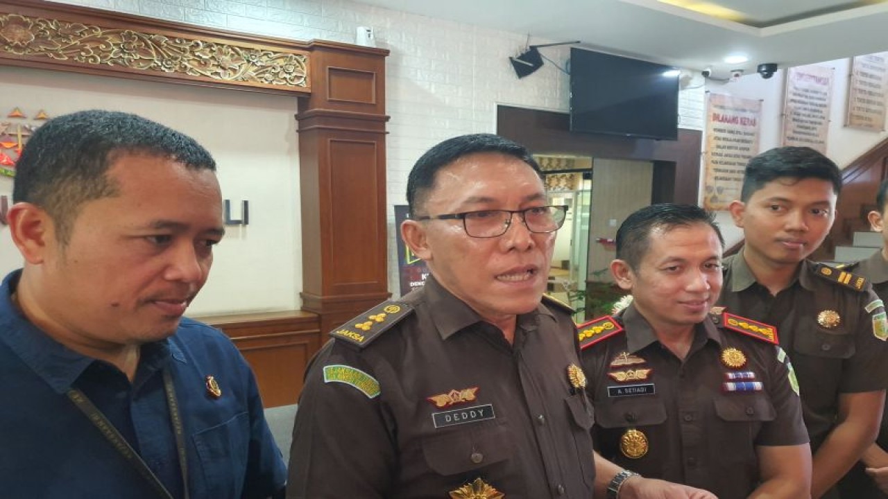 Asisten Tindak Pidana Khusus Kejaksaan Tinggi Bali Dedy Kurniawan (kedua dari kiri) didampingi Kasipenkum Kejati Bali Agus Eka Sabana Putra (kiri) memberikan keterangan pers terkait penangkapan lima pegawai imigrasi yang diduga melakukan pungutan liar di layanan fast track (jalur cepat) Bandara Internasional I Gusti Ngurah Rai pada konferensi pers di Denpasar, Bali, Rabu (15/11/2023). ANTARA/Rolandus Nampu