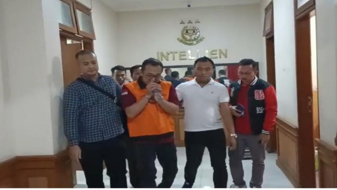 Penyidik Kejaksaan Tinggi Bali menggiring tersangka Haryo Seto tersangka pungutan liar layanan fast track menuju mobil tahanan beberapa waktu lalu. ANTARA/HO-Kasipenkum Kejati Bali