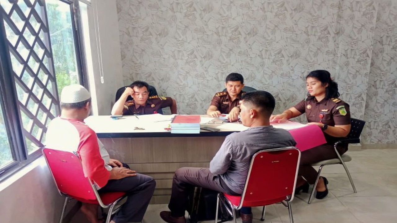 Kejaksaan Tinggi Kepulauan Riau (Kepri) menerima pelimpahan tersangka korupsi dana hibah APBD Kabupaten Natuna tahun 2011-2013 dari Polda Kepri, Selasa (14/11/2023). (ANTARA/HO-Kasipenkum Kejati Kepri)