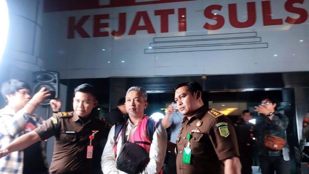 Mantan Pimpinan PT Surveyor Indonesia Cabang Makassar berinisial TY (tengah) digiring tim penyidik kejaksaan usai ditetapkan sebagai tersangka kasus dugaan korupsi rekayasa proyek sejak 2019-2020 di Kantor Kejaksaan Tinggi Sulawesi Selatan, Rabu (1/11/2023) malam.  ANTARA/Darwin Fatir.