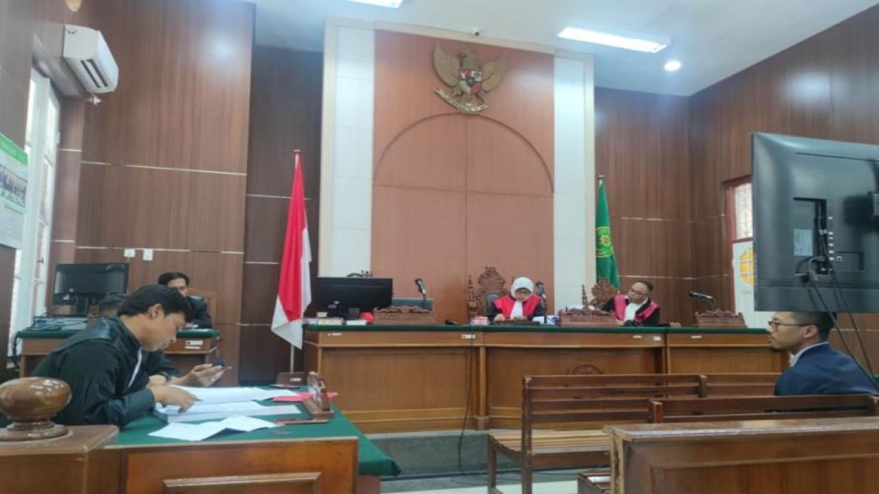 Suasana sidang atas kasus kepemilikan rokok ilegal tanpa dilengkapi pita cukai dalam pembacaan vonis terhadap terdakwa Ukkas (kanan) di Pengadilan Negeri Kelas I A Makassar, Sulawesi Selatan. ANTARA/HO-Dokumentasi Kejaksaan Tinggi Sulsel.