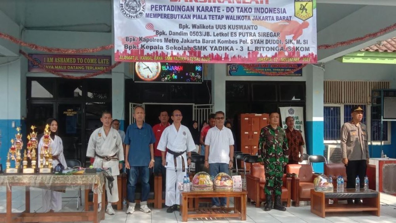 Kejuaraan Karate Sirkuit Antar Dojo se-Kecamatan Cengkareng-Jakarta Barat diikuti ratusan peserta untuk memperebutkan Piala Tetap Wali Kota Jakarta Barat, Piala Dandim 0503 Jakarta Barat, Piala Kapolres Jakarta Barat, dan Piala Camat Cengkareng, Jakarta Barat. (Adiantoro/NTV)