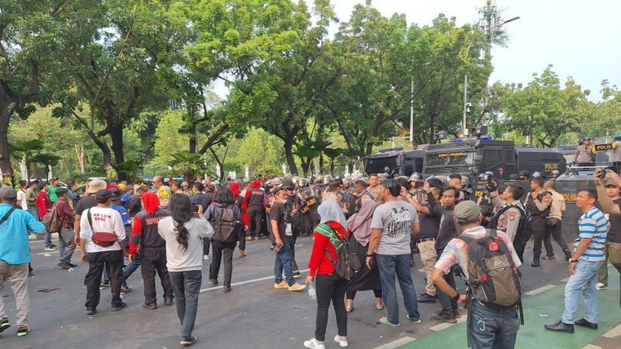 Demo buruh terkait Upah Minimum Provinsi (UMP) DKI Jakarta tahun 2024 di Balai Kota, Jakarta, Selasa (21/10/2023). ANTARA/Luthfia Miranda Putri