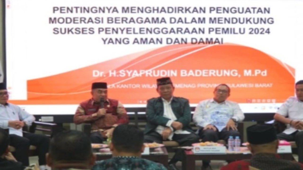 Kepala Kementrian Agama (Kemenag provinsi Sulbar, Syafruddin Baderung pada sosialisasi tahapan pemilu kepada Mubalig dan alim ulama agar mubalig berperan menciptakan pemilu aman dan damai di Provinsi Sulbar, Kamis (23/11/2023) ANTARA Foto/M Faisal Hanapi