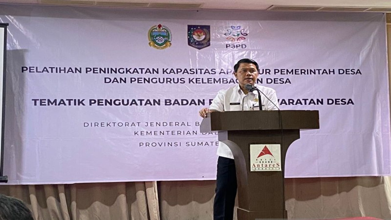 Plh. Dirjen Bina Pemerintahan Desa (Pemdes) Kementerian Dalam Negeri (Kemendagri) La Ode Ahmad P Bolombo saat menutup kegiatan Pelatihan Paningkatan Kapasitas Aparatur Pemerintah Desa dan Pengurus Kelembagaan Desa di Sumatera Utara, Rabu (8/11/2023). (ANTARA/HO-Puspen Kementerian Dalam Negeri)