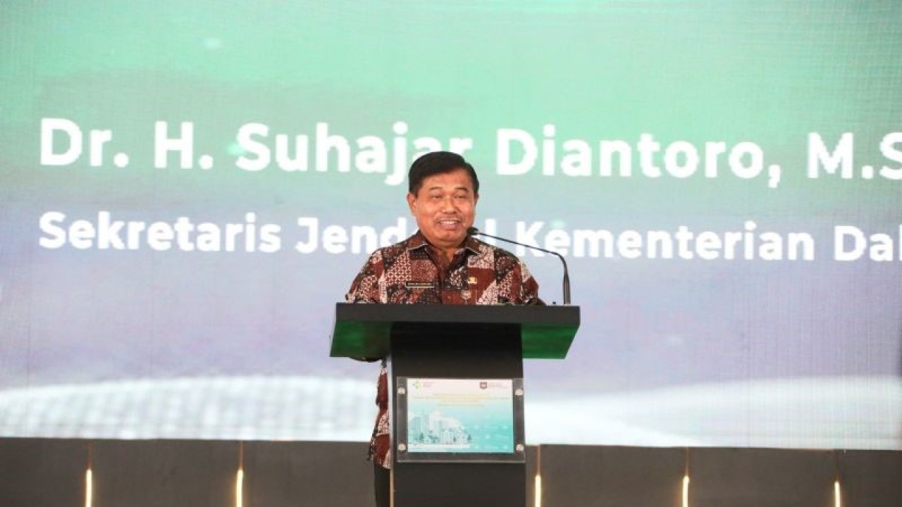 Sekretaris Jenderal Kementerian Dalam Negeri Suhajar Diantoro saat memberi sambutan pada acara Malam Penganugerahan “Tanda Penghargaan Swasti Saba Kabupaten/Kota Sehat dan Sanitasi Total Berbasis Masyarakat (STBM) Tahun 2023” di Jakarta, Selasa (28/11/2023).  (ANTARA/HO-Puspen Kementerian Dalam Negeri)