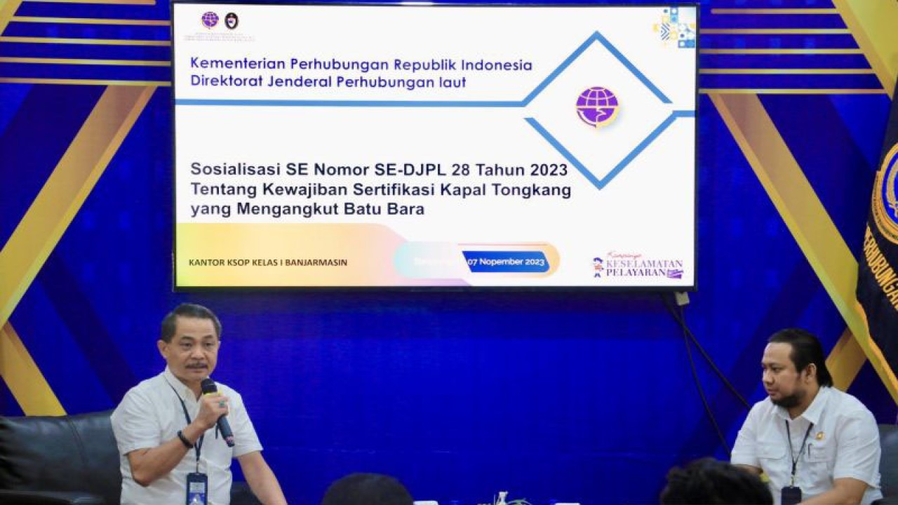 Kepala Kantor KSOP Kelas I Banjarmasin Agustinus Maun (kiri) memberikan materi pada kegiatan Sosialisasi Surat Edaran Nomor SE-DJPL/28/2023 tentang Kewajiban Sertifikasi Kapal Tongkang Yang Mengangkut Batu bara, di Banjarmasin, Kalimantan Selatan, Selasa (7/11/2023). ANTARA/Tumpal Andani Aritonang.