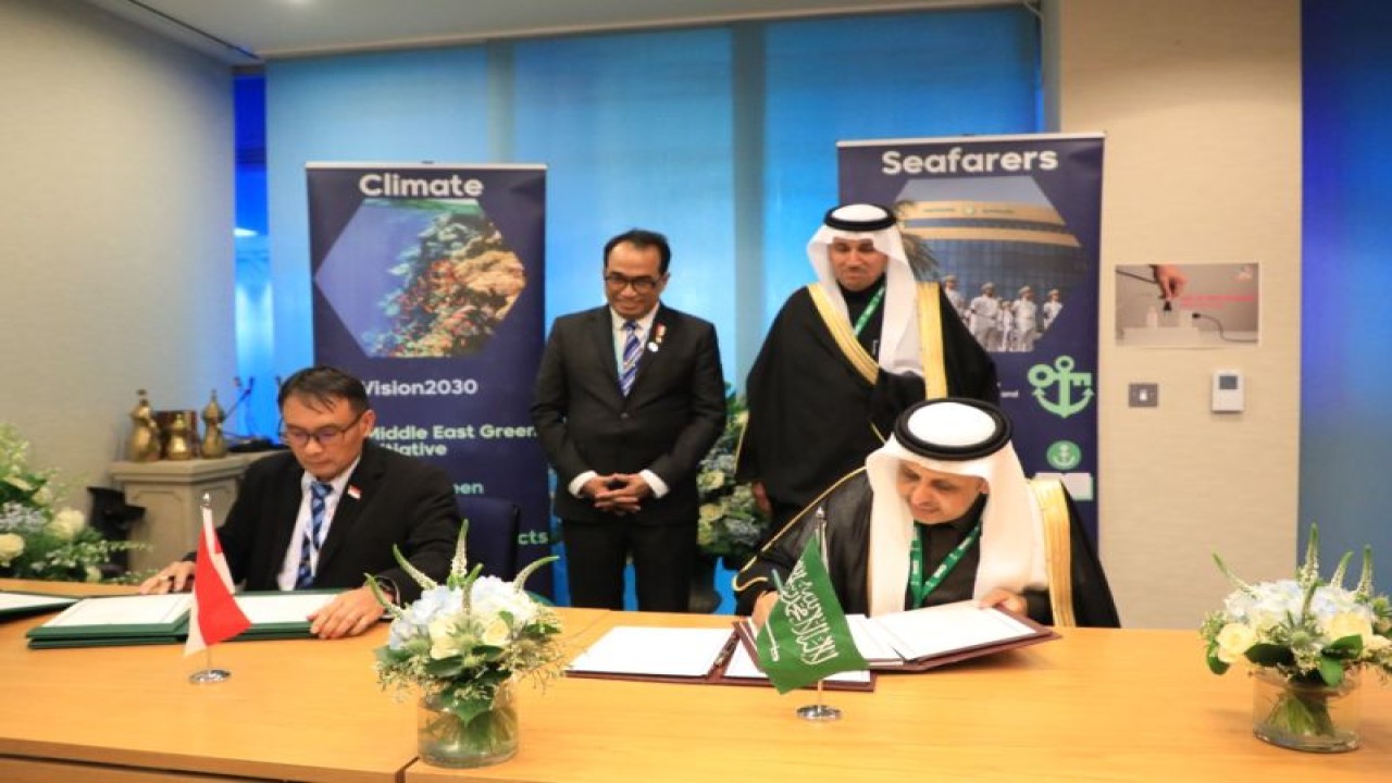 Kementerian Perhubungan (Kemenhub) menjalin kerja sama dengan dengan tiga pihak di bidang perhubungan laut, yaitu dengan Arab Saudi, Brunei Darrusalam dan organisasi nirlaba International Association of Marine Aids to Navigation and Lighthouse Authorities IALA. Penandatanganan Memorandum of Understanding (MoU) dengan ketiga pihak tersebut disaksikan langsung oleh Menhub Budi Karya Sumadi di sela Sidang Majelis International Maritime Organization (IMO) di London, Inggris, Selasa (28/11/2023) waktu setempat.  (ANTARA/HO-Kemenhub)