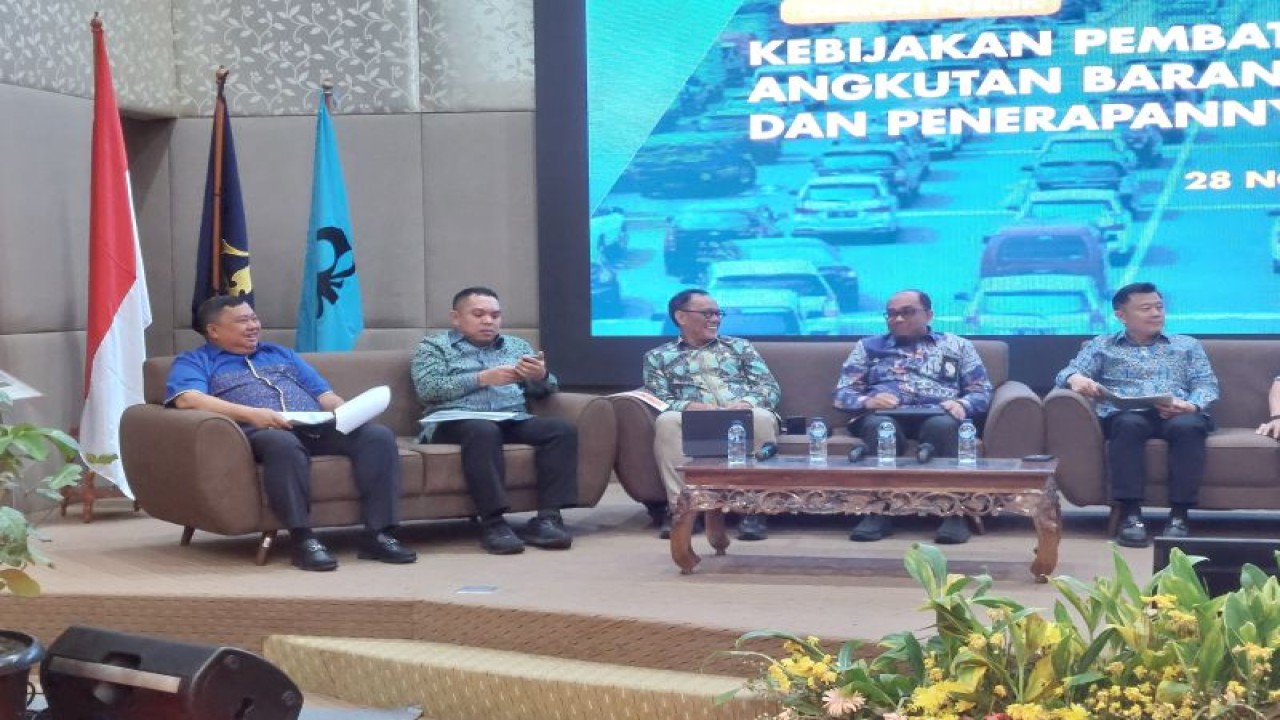 Direktur Lalu Lintas Jalan Kementerian Perhubungan Ahmad Yani (kiri) dalam diskusi publik “Kebijakan Pembatasan Angkutan Barang, Urgensi dan Penerapannya” yang digelar di Jakarta, Selasa (28/11/2023). (ANTARA/Adimas Raditya)