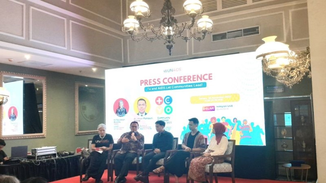 Direktur Pencegahan dan Pengendalian Penyakit Menular Kementerian Kesehatan (Kemenkes) Imran Pambudi (dua dari kiri) dalam konferensi pers tentang pentingnya peranan komunitas dalam menangani HIV/AIDS di Jakarta, Selasa (28/11/2023). (ANTARA/Lintang Budiyanti Prameswari)