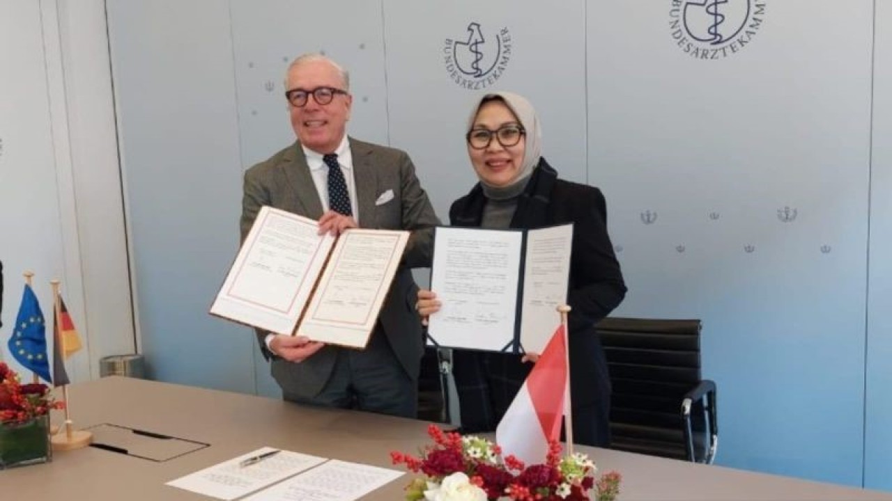 Penandatanganan nota kesepahaman antara Direktur Jenderal Tenaga Kesehatan Kemenkes Arianti Anaya (kanan) dan Presiden Bundesärztekammer Klaus Reinhardt (kiri) (ANTARA/HO-Kemenkes)