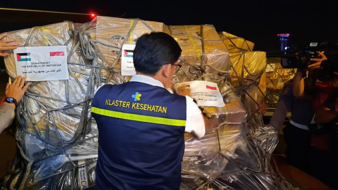 Kementerian Kesehatan (Kemenkes) RI menyalurkan bantuan kemanusiaan sebanyak tujuh ton peralatan kesehatan bagai warga Palestina yang menjadi korban dalam konflik di jalur Gaza. (Azmi Samsul Maarif)