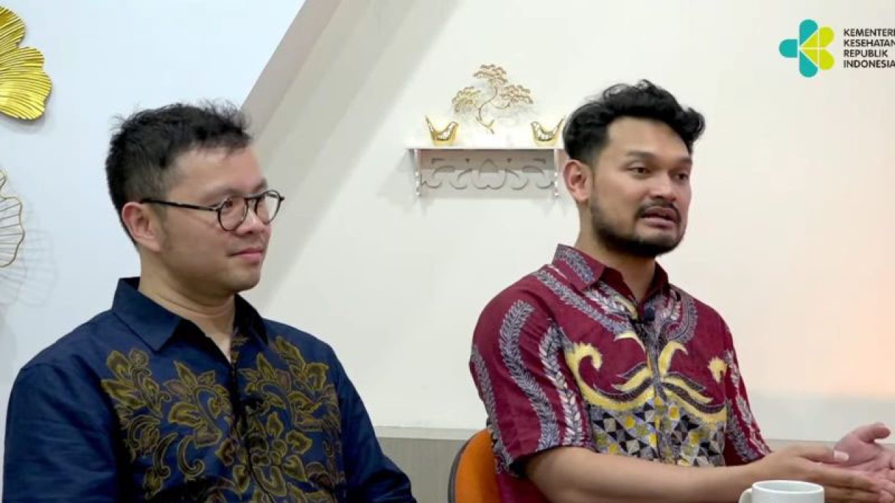 Tangkapan layar Head of Tribe Ekosistem Inovasi Kesehatan, Digital Transformation Office Kemenkes RI Patota Tambunan (kanan) bersama Manager Digital and Technology Tony Blair Institute Indonesia Willy Limiady (kiri) dalam siniar tentang transformasi teknologi kesehatan yang diikuti secara daring di Jakarta, Rabu (15/11/2023). (ANTARA/Sean Muhamad)