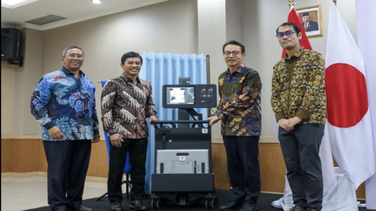 Wakil Menteri Kesehatan RI Dante Saksono Harbuwono (dua dari kiri) menerima secara simbolis alat kesehatan mobile x-ray hasil hibah dari Pemerintah Jepang untuk Indonesia bertempat di Gedung Kemenkes RI, Kuningan, Jakarta Selatan, Rabu (22/11/2023). (ANTARA/HO-Kemenkes)
