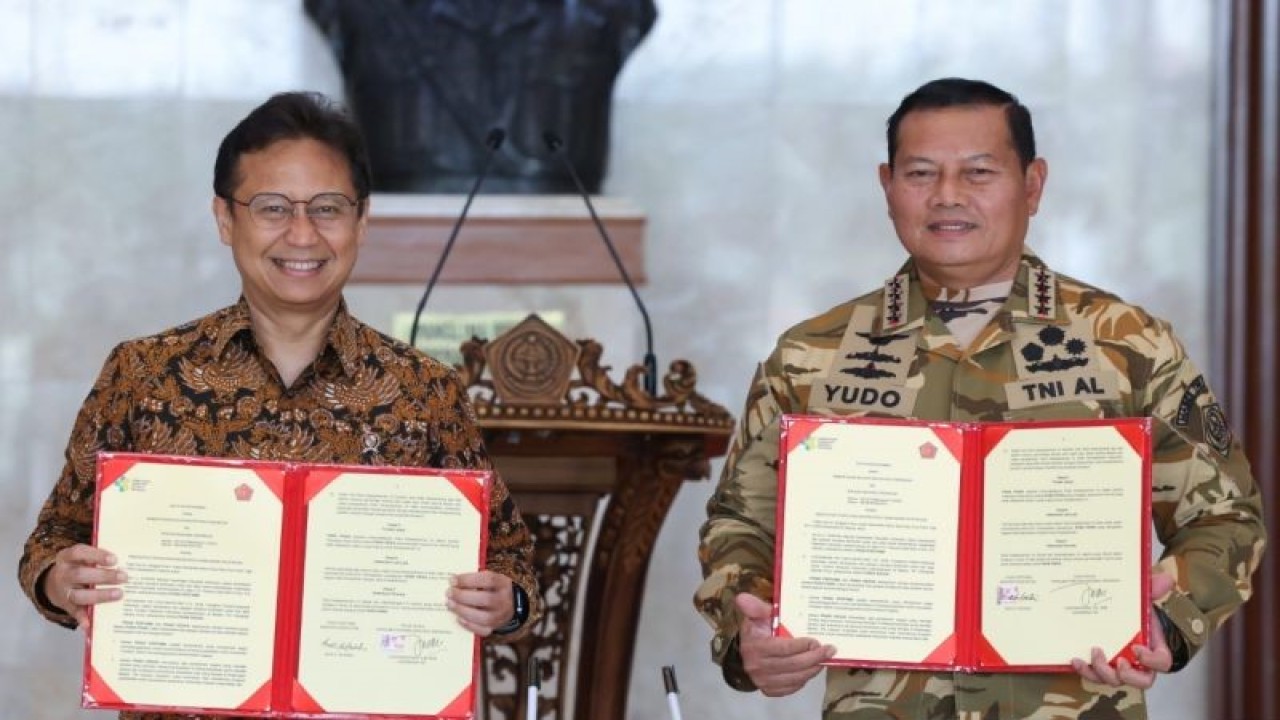Menteri Kesehatan (Menkes) RI Budi Gunadi Sadikin (kiri) dan Panglima TNI Laksamana TNI Yudo Margono (kanan) menandatangani nota kesepahaman kerja sama di Mabes TNI Cilangkap, Jakarta Timur, Senin (6/11/2023). (ANTARA/HO-Kemenkes)