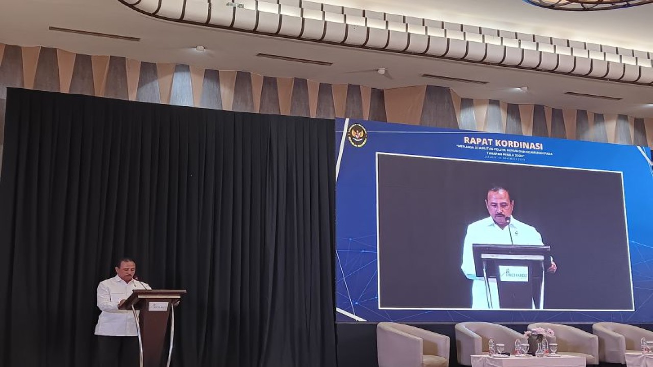 Deputi Bidang Koordinasi Politik Dalam Negeri Kemenkopolhukam Heri Wiranto saat menyampaikan sambutan dalam rapat koordinasi di Jakarta Pusat, Jakarta, Selasa (21/11/2023). (ANTARA/Rina Nur Anggraini)