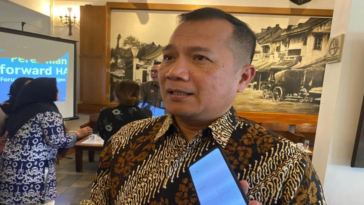 Dirjen HAM Kemenkumham Dhahana Putra memberikan keterangan usai dialog media di Jakarta Pusat, Jakarta, Jumat (3/11/2023). (ANTARA/Fath Putra Mulya)