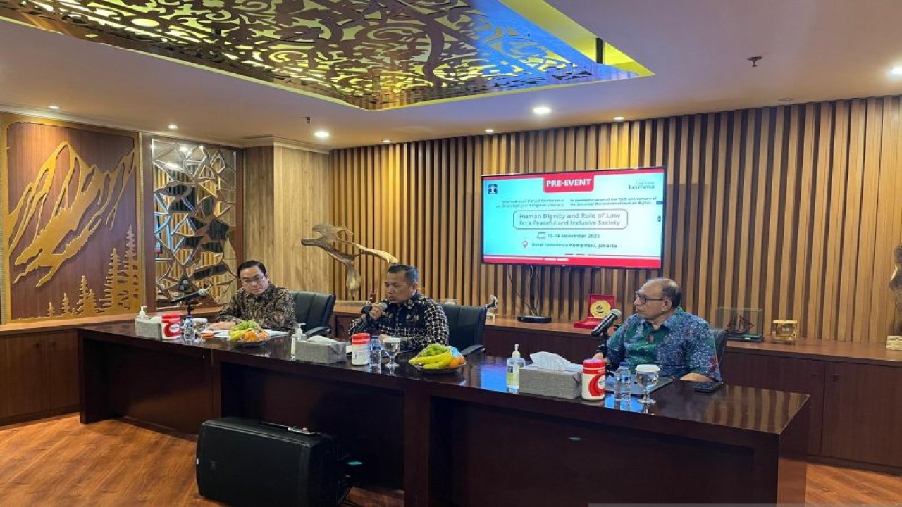 Direktur Eksekutif Institut Leimena Matius Ho (kiri), Dirjen HAM Kemenkumham RI Dhahana Putra (tengah), dan Senior Fellow Institut Leimena sekaligus Utusan Khusus Presiden untuk Timur Tengah dan Organisasi Kerja Sama Islam tahun 2016-2019, Alwi Shihab dalam Konferensi Pers tentang Konferensi Internasional Literasi Keagamaan Lintas Budaya. ANTARA/HO-Institut Leimena