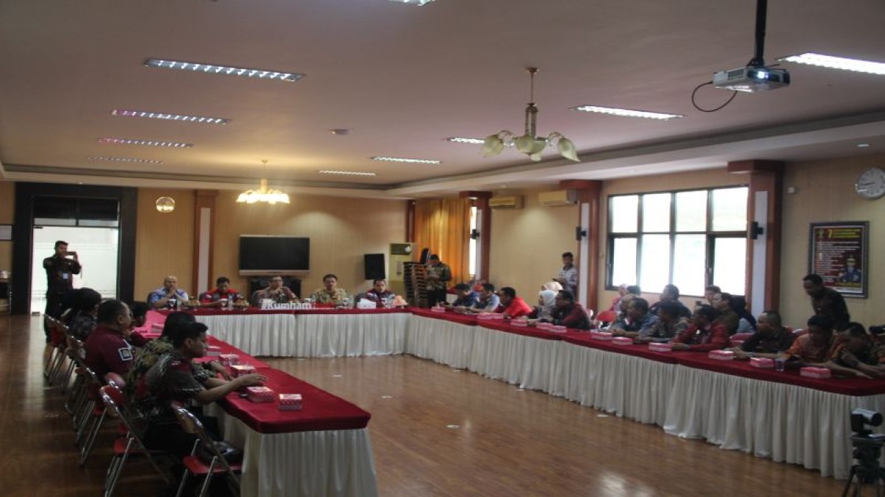 Jajaran Kanwil Kemenkumham Sulteng mengikuti pelaksanaan penguatan tugas dan fungsi oleh BSK Kemenkumham RI di Ruang Garuda Kanwil Kemenkumham Sulteng, Palu, Jumat (3/11/2023). (ANTARA/HO-Humas Kemenkumham Sulteng)