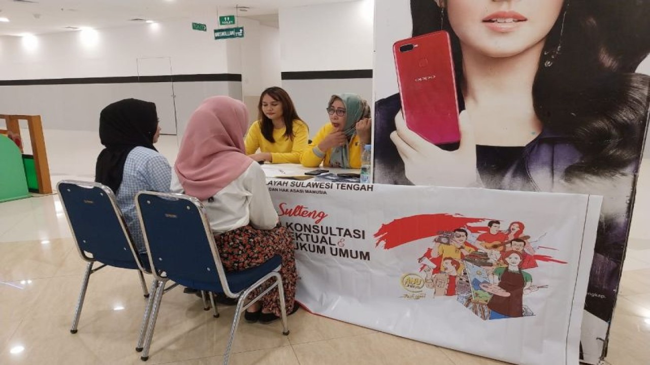 Kanwil Kemenkumham Sulteng membukan layanan konsultasi Hak Kekayaan Intelektual di Palu Grand Mall, Minggu (12/12/2023). (ANTARA/HO-Humas Kemenkumham Sulteng)