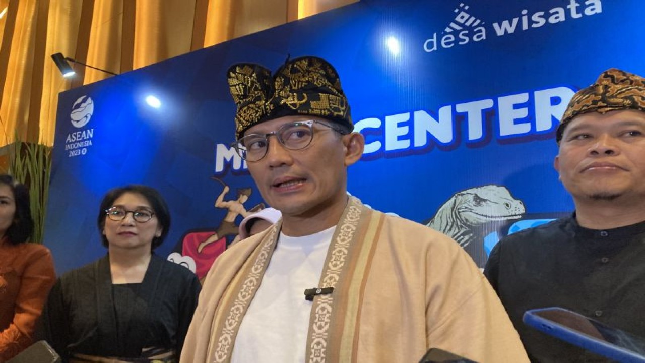 Menteri Pariwisata dan Ekonomi Kreatif Sandiaga Salahuddin Uno saat ditemui usai kegiatan Malam Penganugerahan Kampanye Sadar Wisata 5.0 di Jakarta, Minggu (27/11/2023). ANTARA/Imamatul Silfia