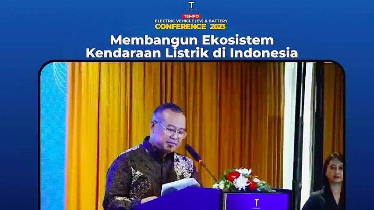 Tangkapan layar Direktur Industri Logam Kemenperin Liliek Widodo saat membacakan pemaparan dari Menteri Perindustrian Agus Gumiwang Kartasasmita dalam sebuah diskusi daring bertajuk "Membangun Ekosistem Kendaraan Listrik di Indonesia" di Jakarta, Selasa (21/11). (ANTARA/Ahmad Faishal)