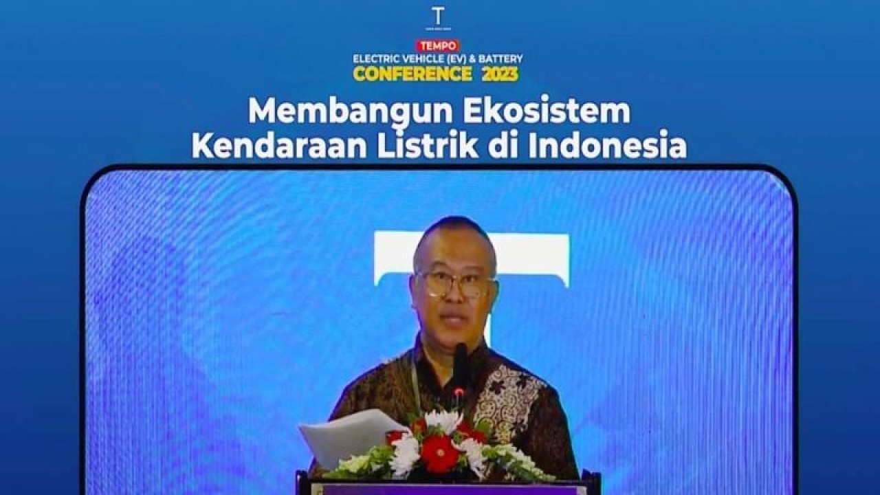 Direktur Industri Logam Kemenperin Liliek Widodo saat membacakan pemaparan dari Menteri Perindustrian Agus Gumiwang Kartasasmita dalam sebuah diskusi daring bertajuk "Membangun Ekosistem Kendaraan Listrik di Indonesia" di Jakarta, Selasa (21/11). (ANTARA/Ahmad Faishal)
