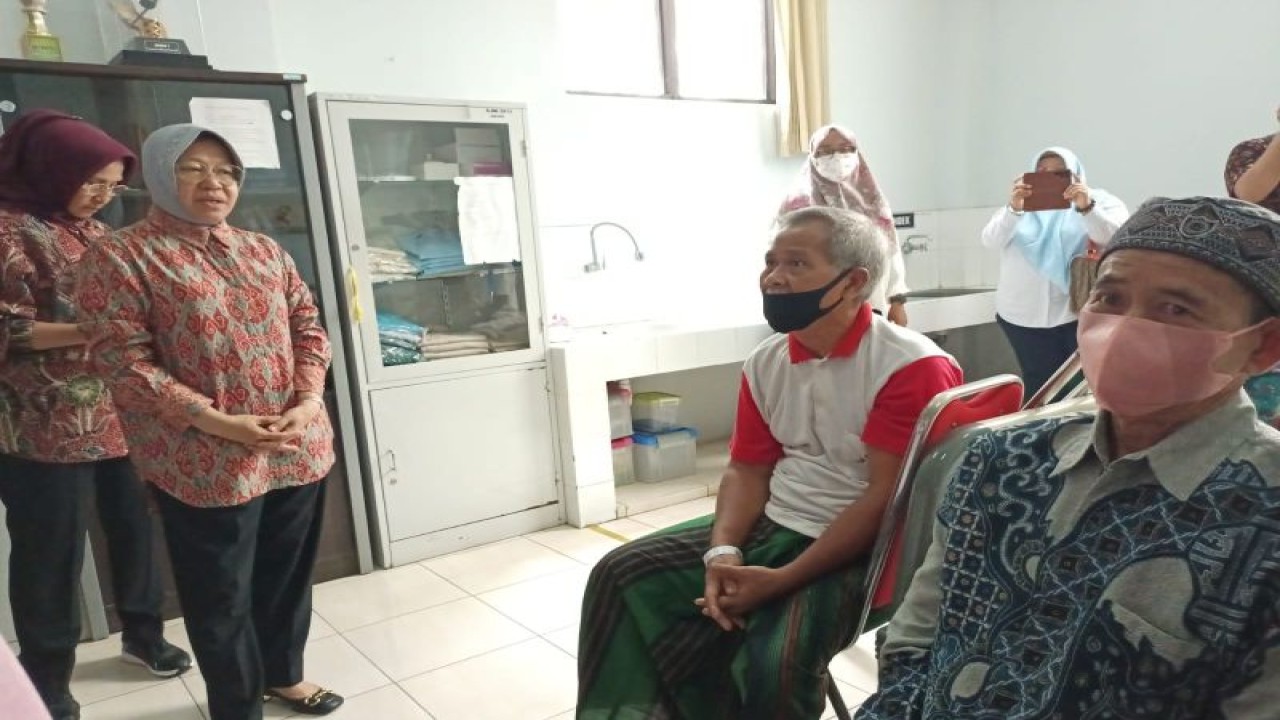 Menteri Sosial Tri Risma Harini saat meninjau pelaksanaan operasi katarak gratis yang digelar lembaga kementeriannya bekerjasama dengan PERDAMI di RSUD dr. Iskak Tulungagung, Rabu (22/11/2023) (ANTARA/HO - Joko Purnomo)