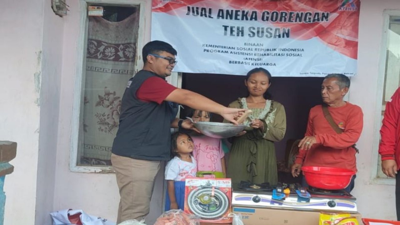 Perwakilan Kementerian Sosial memberikan bantuan modal usaha bagi keluarga Abidin di Kecamatan Leles, Kabupaten Garut, Jawa Barat. (ANTARA/HO-Dinsos Garut)