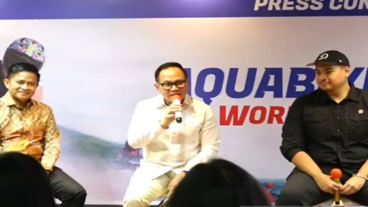 (Tengah) Wakil Menteri BUMN Kartika Wirjoatmodjo saat konferensi pers Aquabike Jetski World Championship Lake Toba di kantor Kemenko Marves, Jakarta, Selasa (31/10/2023). (ANTARA/Rizka Khaerunnisa)