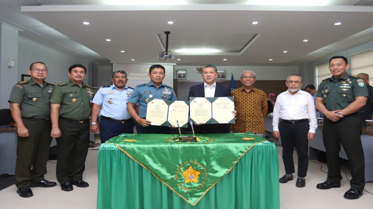 Rektor USK, Prof. Dr. Ir. Marwan bersama Dirjen Kuathan Kemhan, Laksda TNI Dr. Bambang Irwanto, M.Tr(Han), CHRMP., menandatangani naskah kerja sama antara kedua belah pihak di Balai Senat kampus setempat, (ANTARA/ HO-Humas USK)