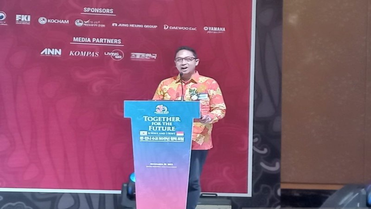 Koordinator Desk Korea Direktorat Asia Timur Kementerian Luar Negeri Indonesia Puji Basuki berbicara dalam acara peringatan 50 tahun hubungan diplomatik Indonesia-Korea di Hotel Mulia, Jakarta, Kamis (30/11/2023). (ANTARA/Cindy Frishanti)