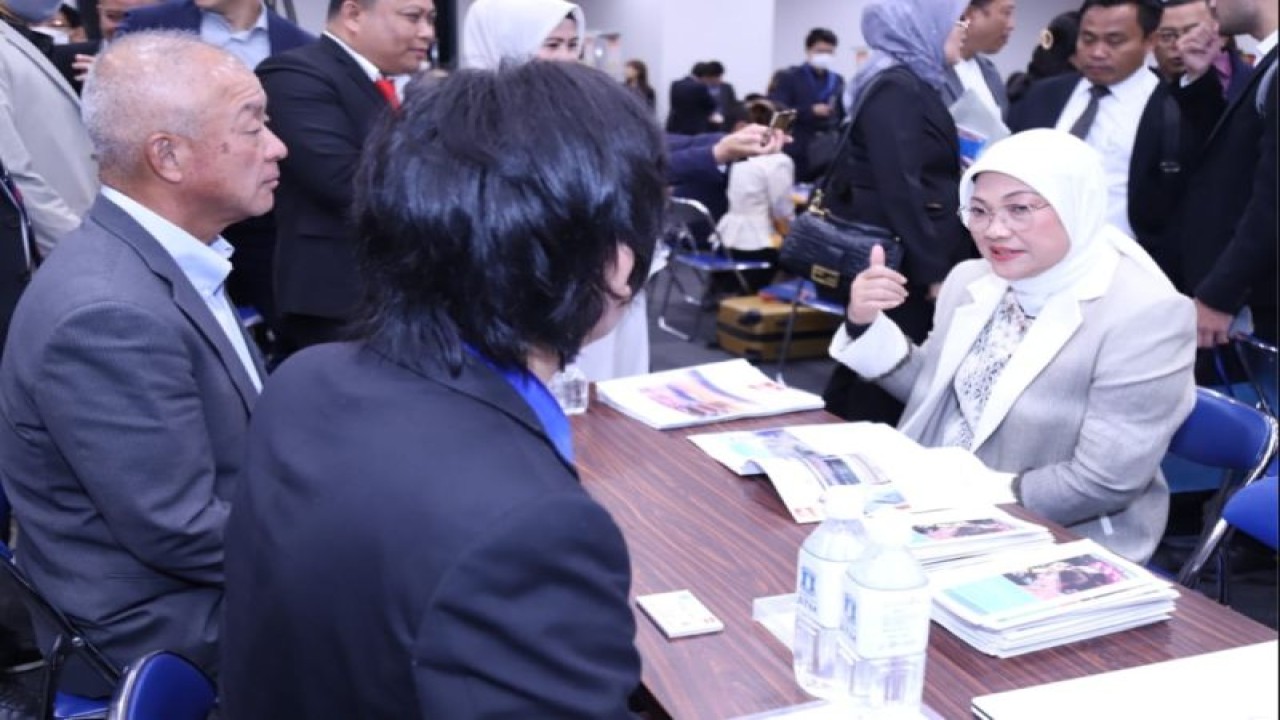 Menaker Ida Fauziyah (kanan) dalam acara Business Matching Penyelenggara Pemagangan Luar Negeri di Nagoya, Jepang, Selasa (7/11/2023). (ANTARA/HO-Kemnaker)