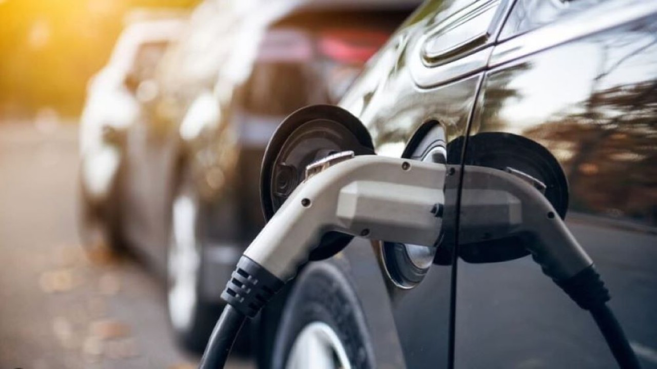 Ilustrasi. Kendaraan listrik sedang melakukan pengisian daya. (Istimewa)