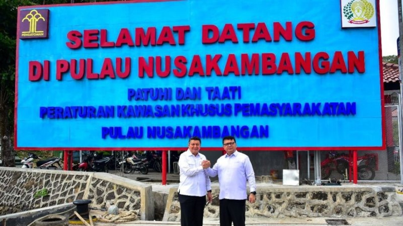 Kepala BNPT Komjen Pol. Rycko Amelza Dahniel (kiri) dan Dirjen PAS Kemenkumham Irjen Pol. Reynhard S. P. Silitonga di Lapas Nusakambangan, Kabupaten Cilacap, Jawa Tengah, Sabtu (12/11/2023). (ANTARA/HO-BNPT RI)