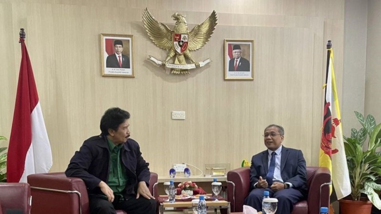 Kepala Badan Pembinaan Ideologi Pancasila (BPIP) Prof. KH Yudian Wahyudi (kiri) berdialog dengan Dubes RI untuk Brunei Darussalam di Bandar Seri Begawan, Brunei Darussalam, Selasa (21/11/2023). ANTARA/HO-BPIP