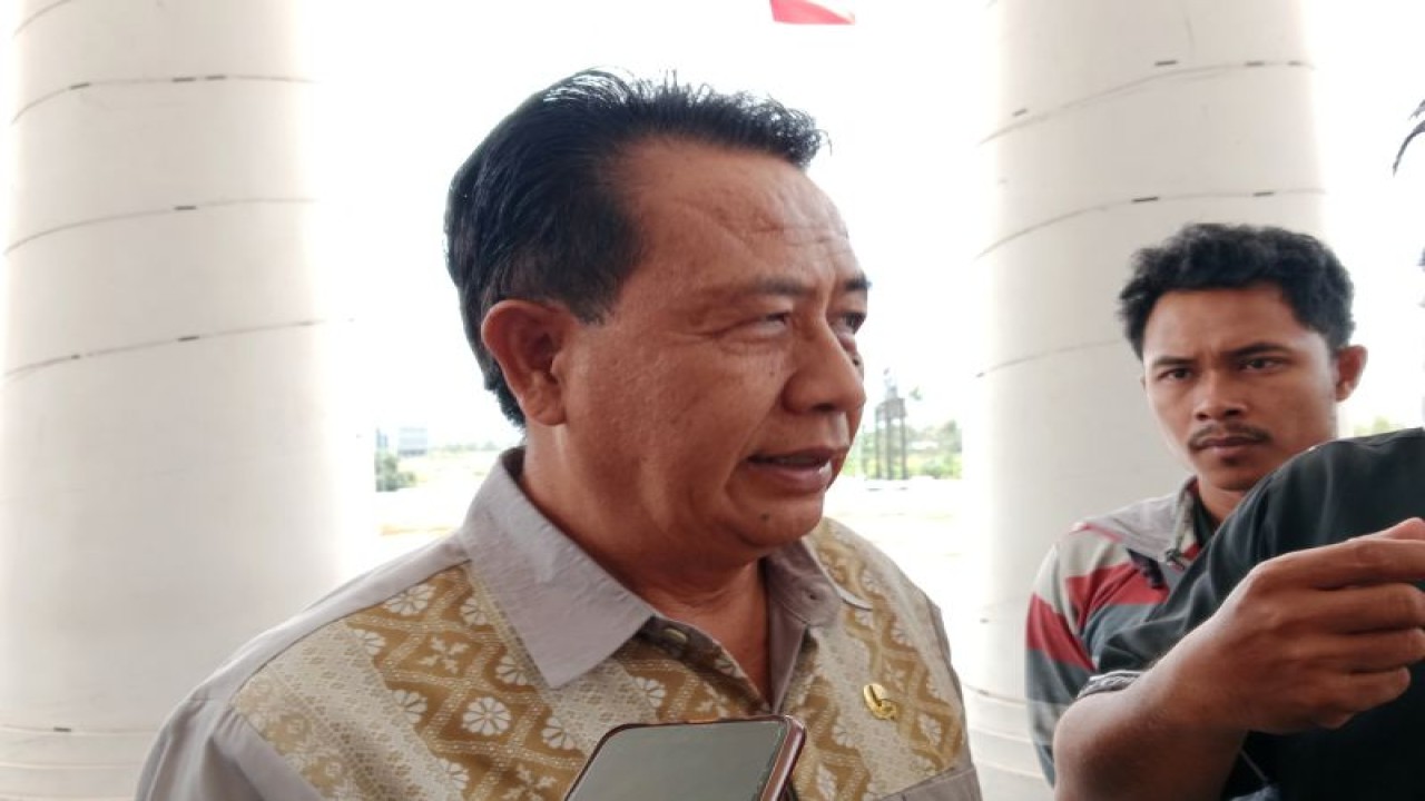 Kepala Dinas Tenaga Kerja dan Transmigrasi Kabupaten Lombok Tengah Suhartono. (ANTARA/Akhyar Rosidi)