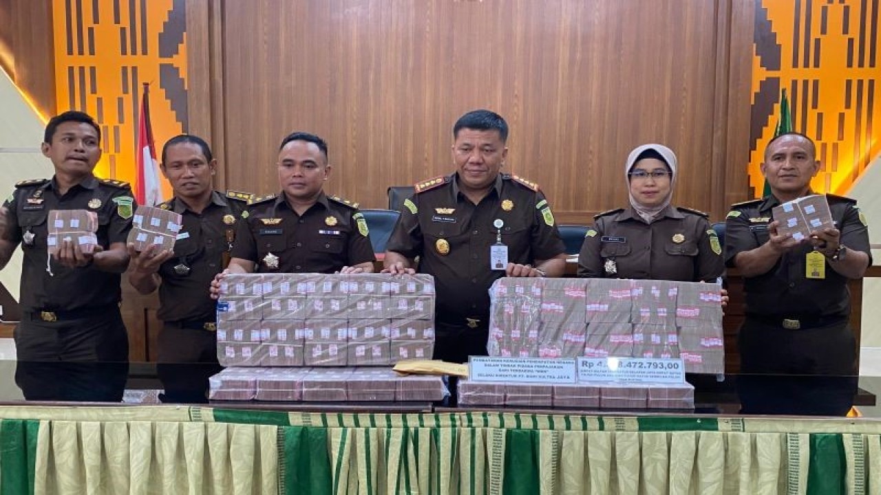 Kepala Kejari kendari Ronal bersama jajaran saat melakukan konferensi pers. (Antara/La Ode Muh Deden Saputra)