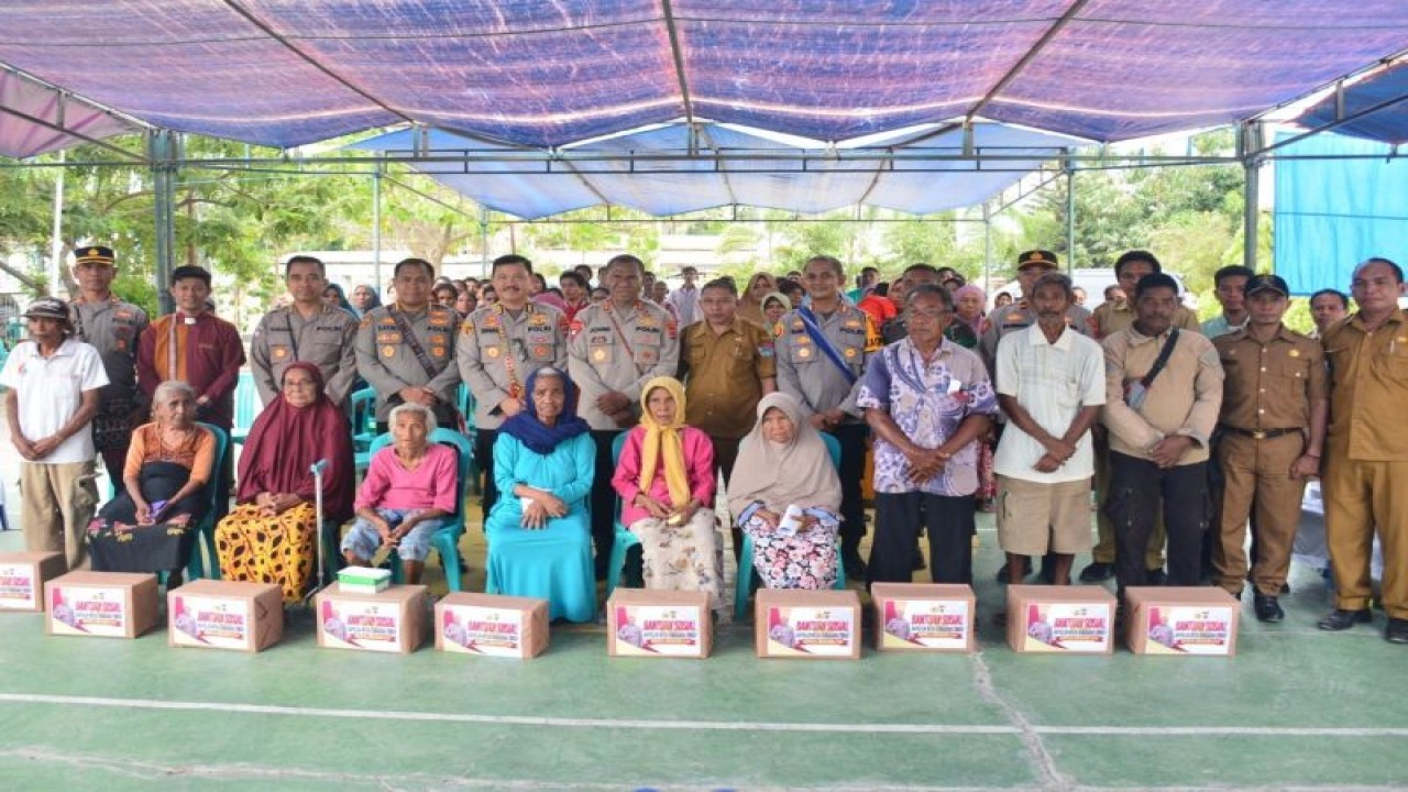Kepala Polda NTT Irjen Pol Johanis Asadoma berfoto bersama penerima bantuan di Kota Waingapu, Kabupaten Sumba Timur. (ANTARA/HO Humas Polda NTT