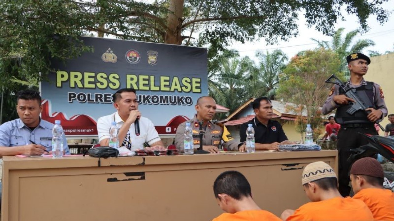 Kepolisian Resor Mukomuko gelar siaran pers penangkapan pelaku perdagangan obat ilegal, Rabu (15/11/2023) ANTARA/Ferri.