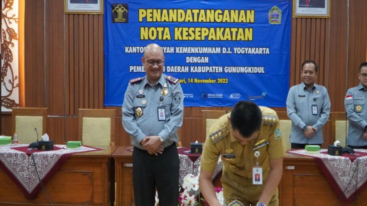 Penandatanganan Nota Kesepakatan dengan Rencana Kerja Sinergi Penyelenggaraan Perlindungan Hukum dan Hak Asasi Manusia di Wilayah Kabupaten Gunungkidul.  (ANTARA/HO-Humas Pemkab Gunungkidul)
