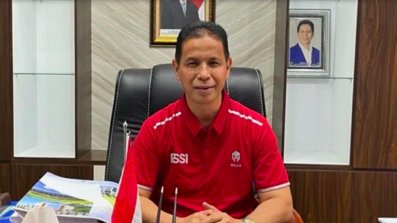 Ketua Asosiasi Provinsi (Asprov) PSSI Sumbar Indra Dt Rajo Lelo. ANTARA/Mario Sofia Nasution.