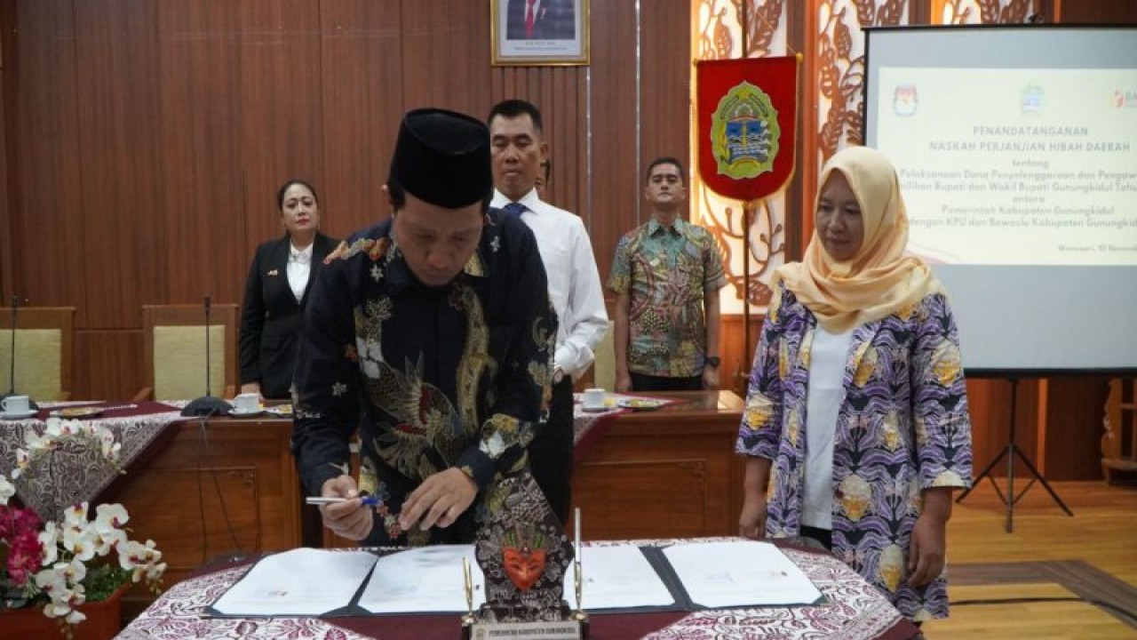 Ketua Bawaslu Gunungkidul Andang Nugraha menandatangani dana hibah Pilkada 2024. (ANTARA/HO-Humas Pemkab Gunungkidul)