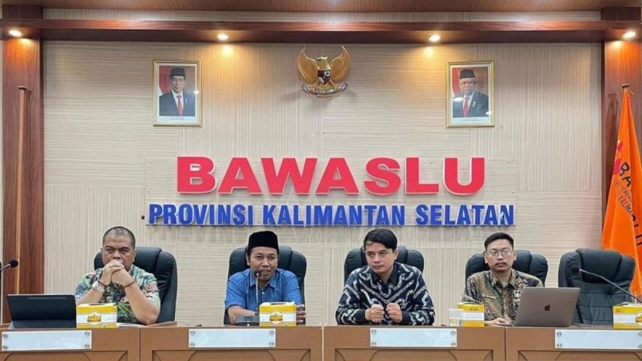 Ketua Bawaslu Kalsel Aries Mardiono (kemeja biru) bersama tim di kantor Bawaslu Kalsel di Banjarmasin. ANTARA/Firman.